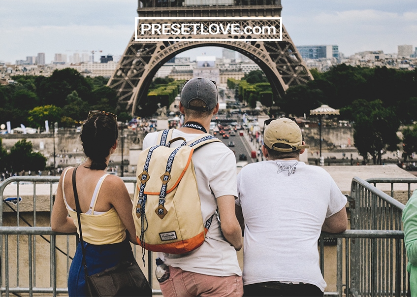 Three tourists looking at the Eiffel Tower